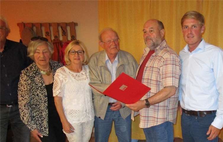 „Horst Zlobinski wurde mit dem Ehrenvorsitz der SPD-AG 60plus im Kreis für seine langjährige Arbeit dort geehrt. Auf dem Foto (v.l.n.r.): Udo Klein (stellv. Vors.), Anna Turiaux (Beisitzerin), Christine Thirolf (stellv. Vors.), Horst Zlobinski, Günter Martin (Vorsitzender) und Christoph Schmitt (Vors. SPD-Kreistagsfraktion).“