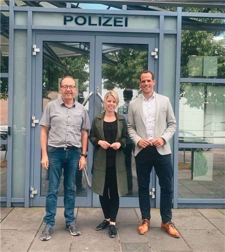 Horstmann mit Leiter Michael Vomland sowie seinem Stellvertreter Wolfgang Kluwig.  Foto: Büro Horstmann