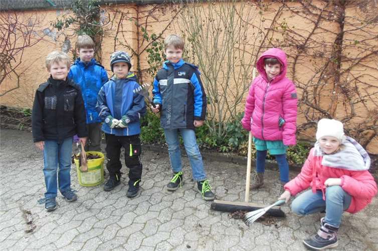 Hortkinder bei der Gartenaktion.