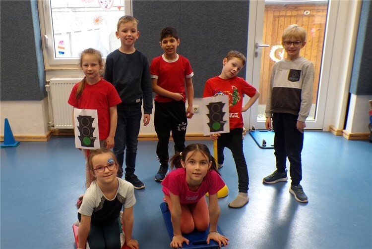 Hortkinder nach der bestandenen Rollbrettführerscheinprüfung.