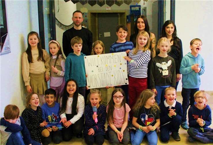 Hortleiter Christoph Schrick und die Erzieherin Magda Markovic mit den „Vorstadt-Kids“. Quelle: Kinderschutzbund Koblenz e.V.