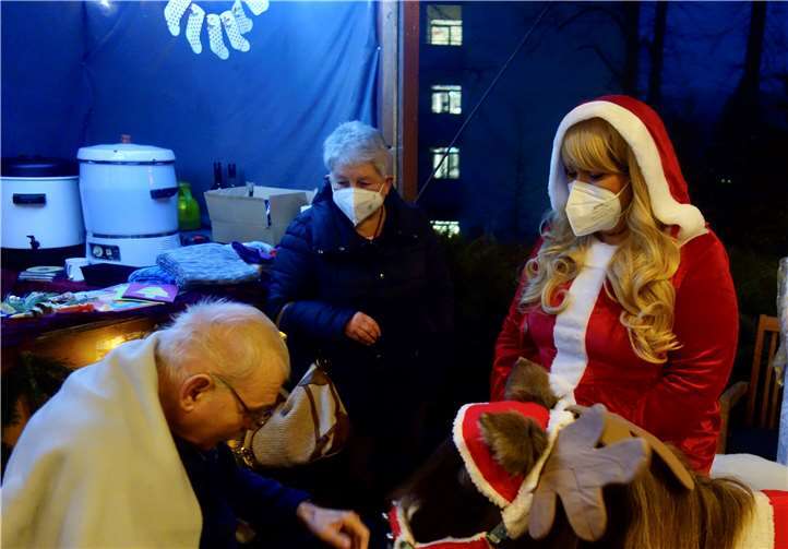 Hospizgast (links) freut sich über Pony Zina, das Ana Järke (rechts) mitgebracht hat.