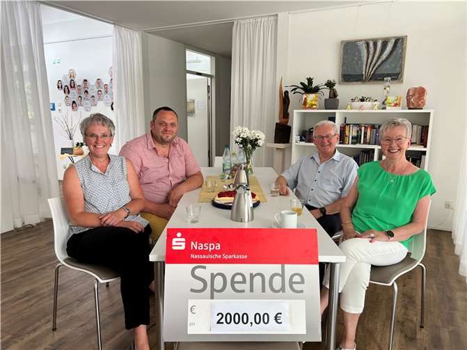 Hospizleiterin Eva-Maria Hebgen, stellv. Leiter Peter Held, Karlheinz und Doris Herbert bei der Spendenübergabe im Hospiz (v. l.) Foto: DGKK / Stefan Mattes