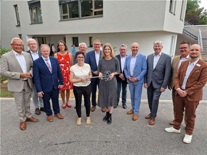 Hospizleiterin Manuela Götz (5.v.l.) nahm den symbolischen Schlüssel für das neue Hospiz von Architektin Nicole Berghaus entgegen.  Fotos: AWi