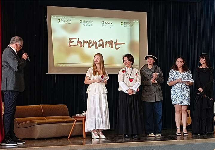 Hospizstiftungsbotschafter Edgar Steinborn (links) bedankte sich bei den Theater-Darstellerinnen (v.l.) Julie Pfleger, Marie-Sophie Pollig, Pia Madita Peters, Edouarda Oliveira und Paula Franken, die auch Regie führte.  Fotos: Gaby Quarg