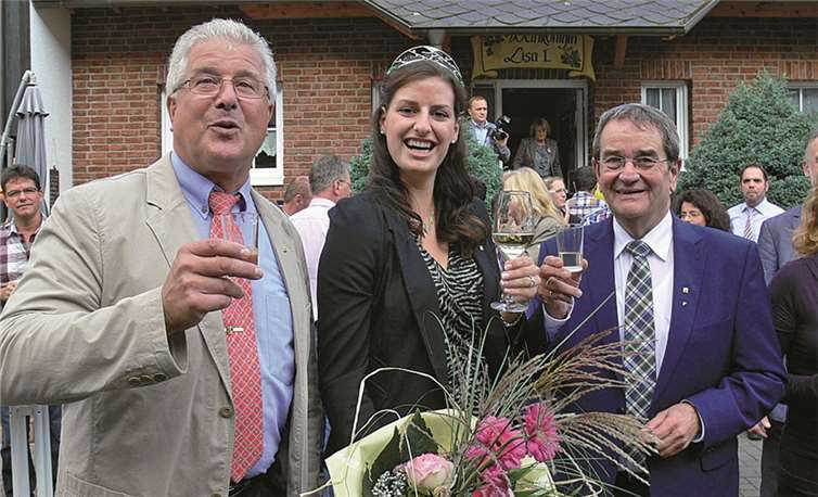 Hotelbetriebswirtin Lisa Dieterichs aus Ellenz eroberte auf Anhieb die Mosel-Krone. OB Dietmar Schausten (li.) und Bürgermeister Helmut Probst freuen sich mit ihr. -TE-