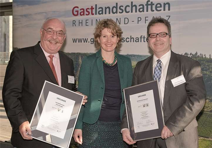 Hoteldirektor Ingo Rettschlag vom CPH-Hotel Haus Oberwinter (re.) und der Remagener Verkehrsamtsleiter Martin Tillmann (li.) erhalten von Staatsministerin Eveline Lemke ihre Zertifizierungsurkunden.  Privat