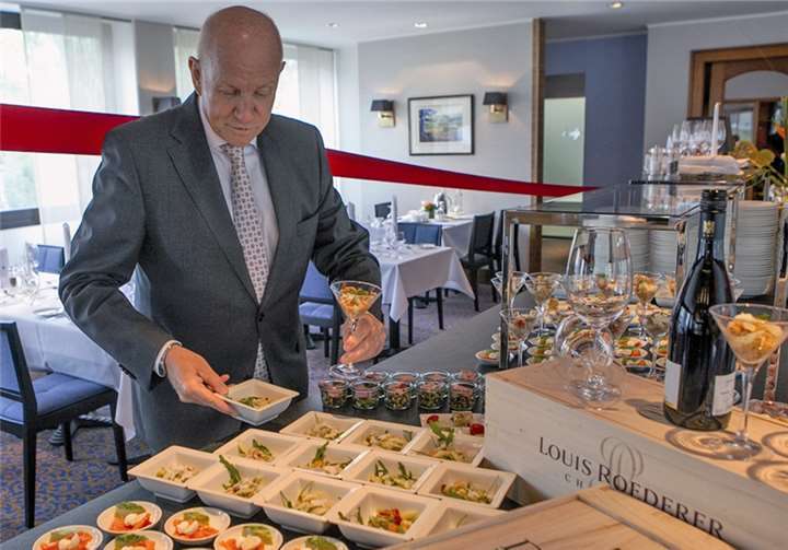 Hoteldirektor Manfred Gangnus ist begeistert von der gelungenen Renovierung des Restaurants „Landgraf“ im SETA Hotel Bad Neuenahr.