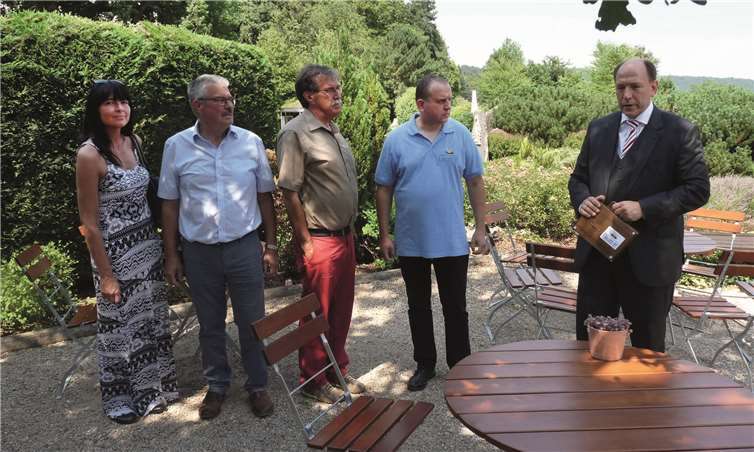 Hoteldirektor Steffen Melzow begrüßte die Ehrengäste im Garten des Seehotels. Fotos: FRE