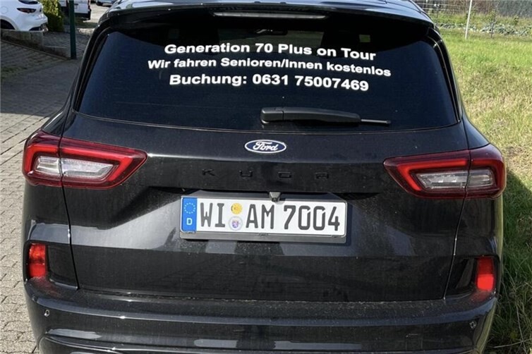 Hotline-Nummer auf Heckscheibe aller Fahrzeuge