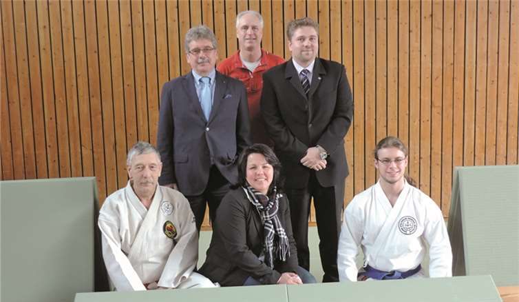 Hr. Hövel, Leiter Goshin Jitsu; Frau Zens, Stiftung Kreissparkasse Köln; Herr Künkler, MG Goshin Jitsu (vorne v.li.); Herr Frings von der Kreissparkasse Köln NL Meckenheim; Herr Bäcker, Vorstand des TV Altendorf-Ersdorf und Herr Müller von der VR Bank Rheinbach NL Altendorf (hinten v.li.).privat