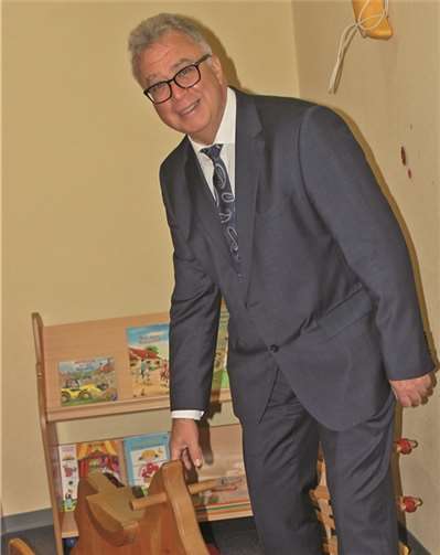 Hr. Maack war sehr erfreut sein damaliges Geschenk, das Schaukelpferd, wiederzusehen. privat