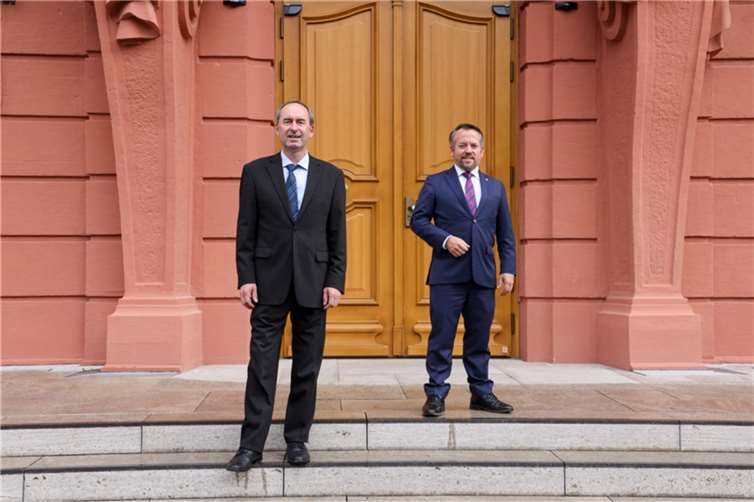 Hubert Aiwanger und Stephan Wefelscheid vor dem rheinland-pfälzischen Landtag.Foto: Freie Wähler