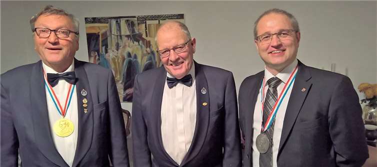 Hubert Jung (links) und Mario Siry (rechts) wurden von Ernst Krifka für ihr langjähriges Engagement geehrt. privat