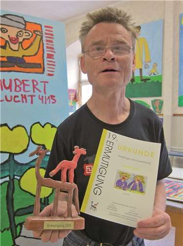 Hubert Lucht zeigt stolz seinen Kunstpreis „Giraffen“, den er bei der diesjährigen 19. Ermutigung in Fürstenwalde erhielt.privat