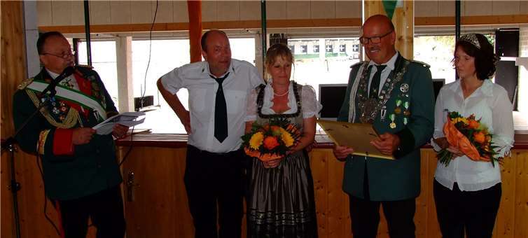 Hubert Mohr (Bez.-Bundesmeister), Bezirkskönigspaar 2015 Kurt und Ulrike Fuhrmann, Bezirkskönigspaar 2016 Bernd und Sonja Schwab (v.l.).privat
