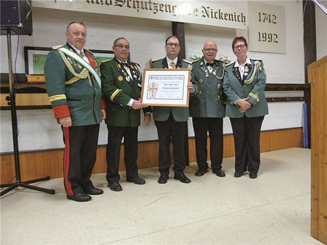 Hubert Mohr, Jürgen Rausch, Alfred Degen, F. W. Reutelsterz, Gertrud Otto bei der Übergabe der Ernennungsurkunde.