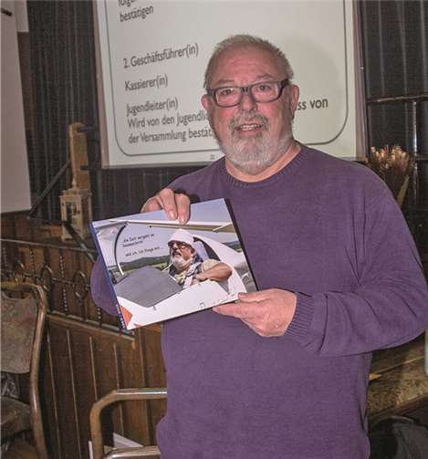 Hubert Raaf ist über das Fotobuch begeistert – ein Fliegerleben in Bildern