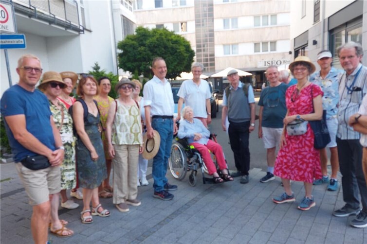 Hubert Rieck (7. von rechts) bei seinem Rundgang mit den Gästeführern