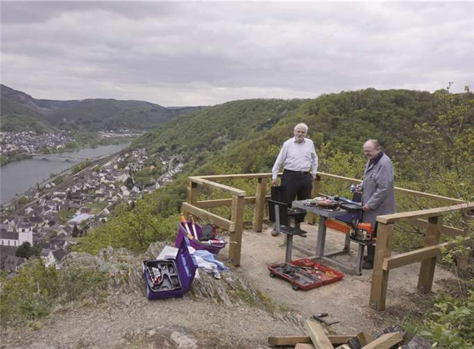 Hubert Siebel (rechts) und sein Bruder Hans erneuerten im steilen Moselhang das Holzgeländer um die „Wolfgangsruh“ hoch über Karden.TT
