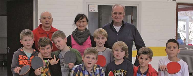 Hubert Venier (FC Pech) übergibt Schulleiter Norbert Schulten und AG-Leiterin Te-Schiem Park einen neuen Tischtennis-Tisch für die Kinder der KGS Villip. privat