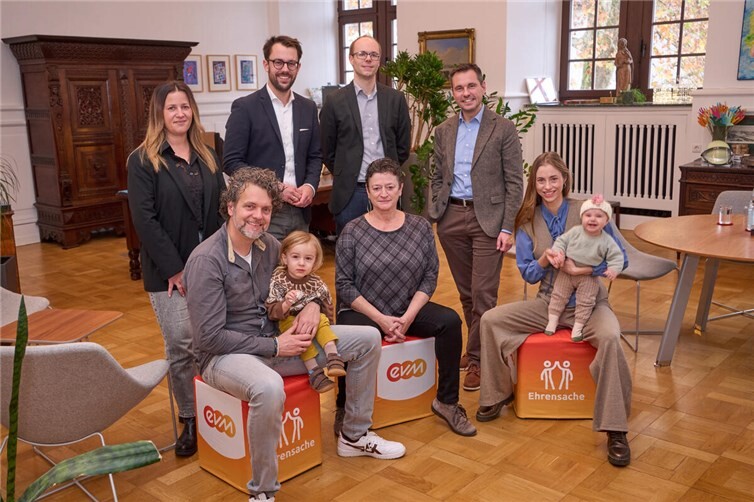 Hubertus Hacke-Dietze, übergibt den Spendenbetrag gemeinsam mit Oberbürgermeister David Langner an die Vertreterinnen und Vertreter der Kindertagesstätten. Foto: evm/Thomas Frey