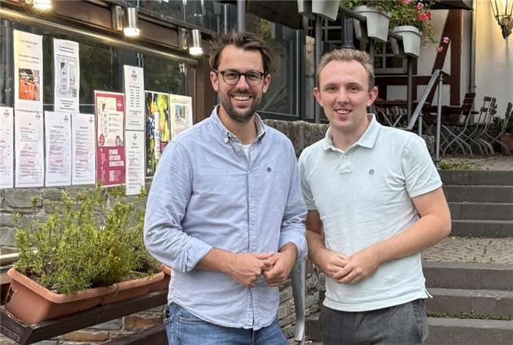 Hubertus Hacke-Dietze und Florian Pernak vor dem Weindorf.  Foto: Lion Krejsa