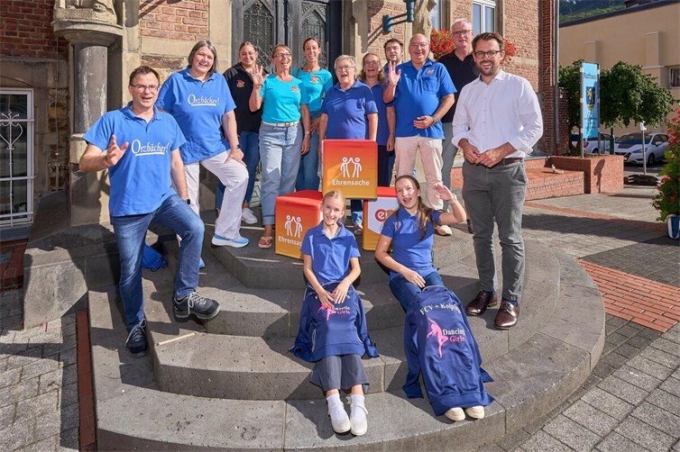 Hubertus Hacke-Dietze von der evm übergibt den Spendenbetrag gemeinsam mit Bürgermeister Uwe Bruchhäuser an die Vertreterinnen und Vertreter der Vereine.