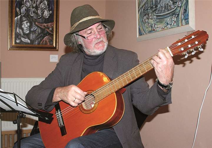 Hubertus Raabe sang und spielte „Menschenlieder von Liebe und Leid“.  HG