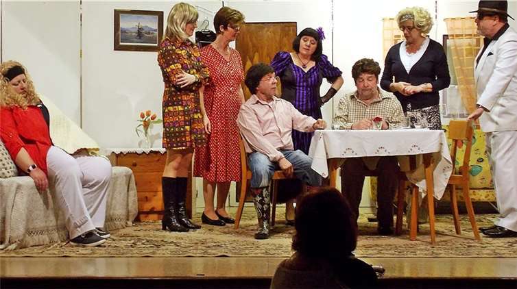 „Hubertus und die weiße Maus“ sorgt für Furore. V.li. das Dieblicher Theaterensemble mit Dagmar Bertram, Beate Pauli, Karin Rust, Werner Beiren, Annelie Wohlgemuth, Werner Heidger, Brigitte Brauburger und Helmut Hannes. V.h. Regisseurin Simone Wald.Lothar Rust