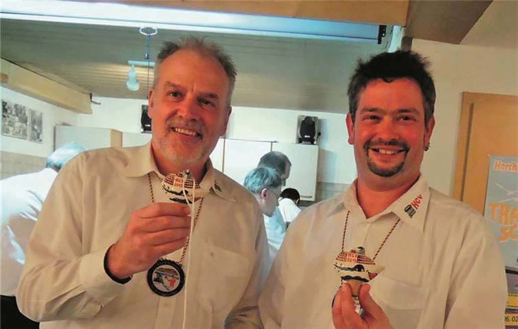 Hubi Braun und Christoph Poth präsentieren den Orden.