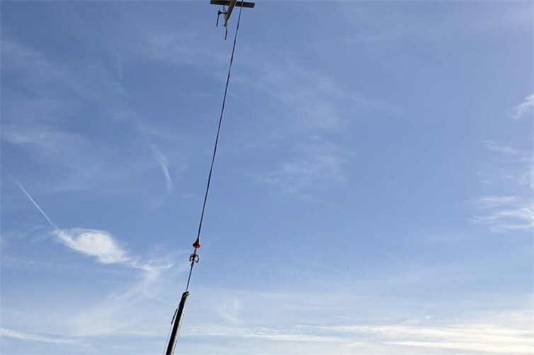 Hubschrauber im Einsatz: Aufgrund der schwer zugänglichen Hanglage nahe der Burg Bischofsstein wurden die alten Holzmasten ausgeflogen und die neuen Masten auf dem Luftweg an ihren Einsatzort transportiert. 