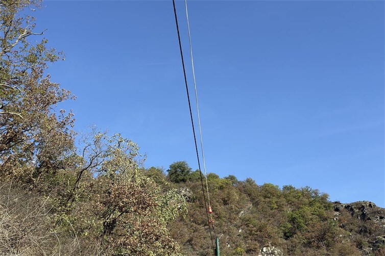 Hubschrauber im Einsatz: Aufgrund der schwer zugänglichen Hanglage nahe der Burg Bischofsstein wurden die alten Holzmasten ausgeflogen und die neuen Masten auf dem Luftweg an ihren Einsatzort transportiert. 