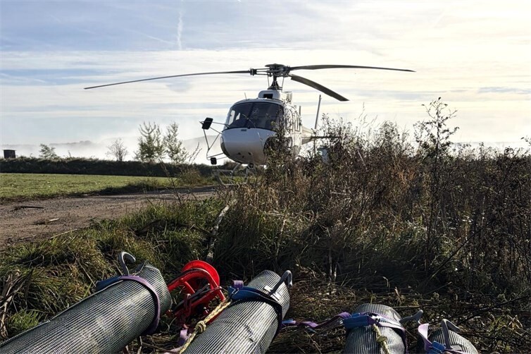 Hubschrauber im Einsatz: Aufgrund der schwer zugänglichen Hanglage nahe der Burg Bischofsstein wurden die alten Holzmasten ausgeflogen und die neuen Masten auf dem Luftweg an ihren Einsatzort transportiert. 