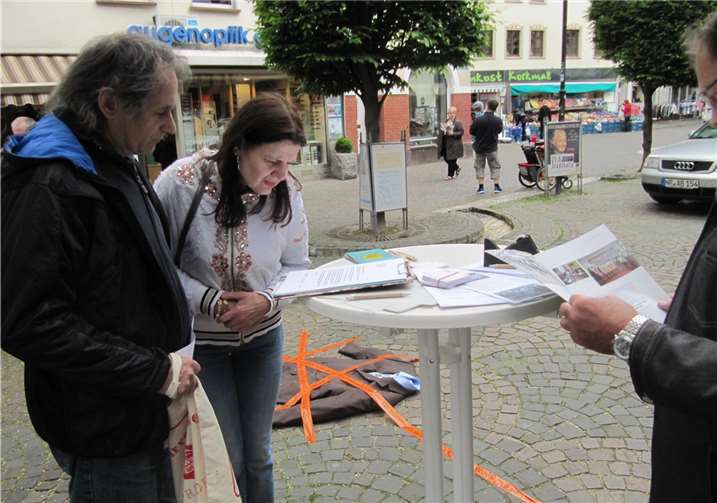 „Huch, was liegt denn da auf dem Boden?" Ein Herrenanzug... und lange Streifen orangenes Klebeband mit der Aufschrift: Unternehmen haftbar machen! Mit dieser kleinen Installation verwunderte der Weltladen die Passanten, machte sie neugierig und veranlasste sie dazu, sich an der Briefaktion zu beteiligen.