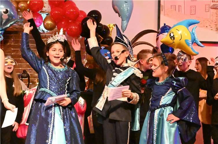 Hübsch anzuschauen (von links): das neue Kinderprinzenpaar Matheo I., Sophia I. und Hofdame Marie Schopp.