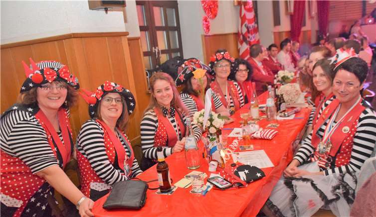 Hübsch gekleidete Damen hatten auf der Sitzung eine Menge Spaß.
