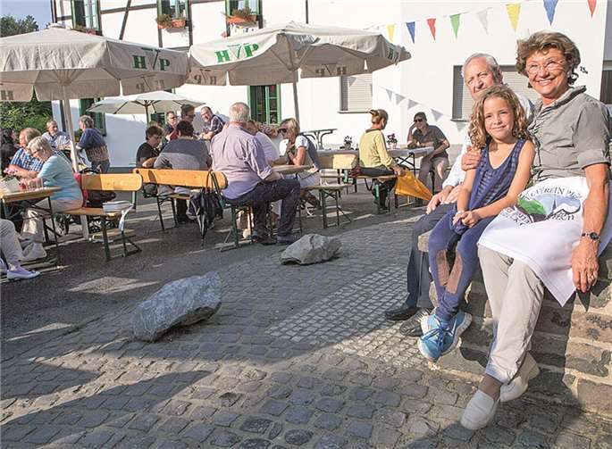 Hübsch hergerichtet hatte der Heimatverein Pech den kleinen Platz am Brunnen in der Seibachstraße zu Brunnenfest. JOST