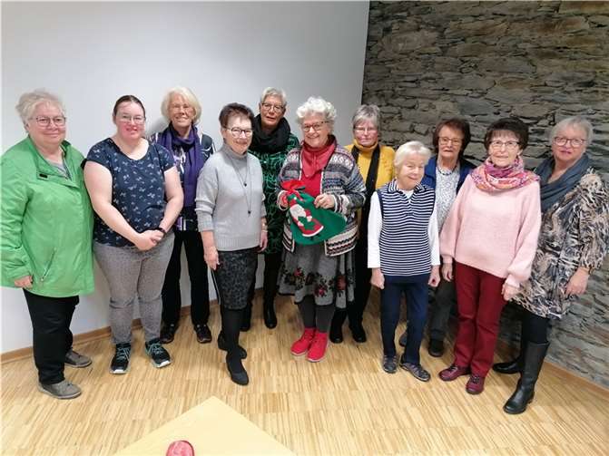 Hübsch verpackt in einem großen Nikolausstrumpf konnte Dr. Ingrid Stollhof vom Vorstand des Neuwieder Hospizvereins die Spende der Frauengruppe entgegennehmen. Foto: Beate Christ