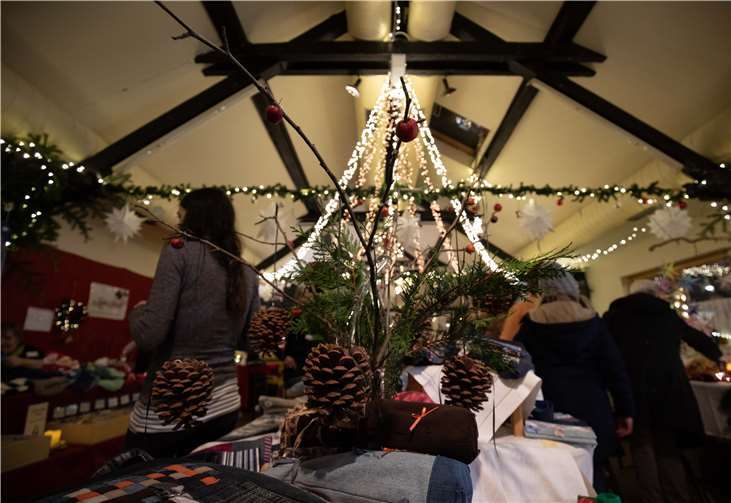 Hübsche Dekoration, ausgefallene Handarbeiten und Schmuck lockten viele Besucher.Fotos: CEW