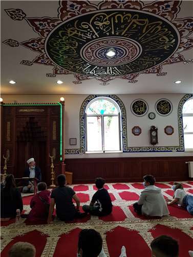 Hübsche Kalligrafien schmücken die Moschee in Mülhofen.