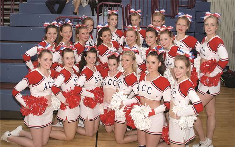 Hübsche Mädels, wohin das Auge schaute, die Cheerleder-Teams sind bereits professionell aufgestellt und natürlich charmant anzusehen.