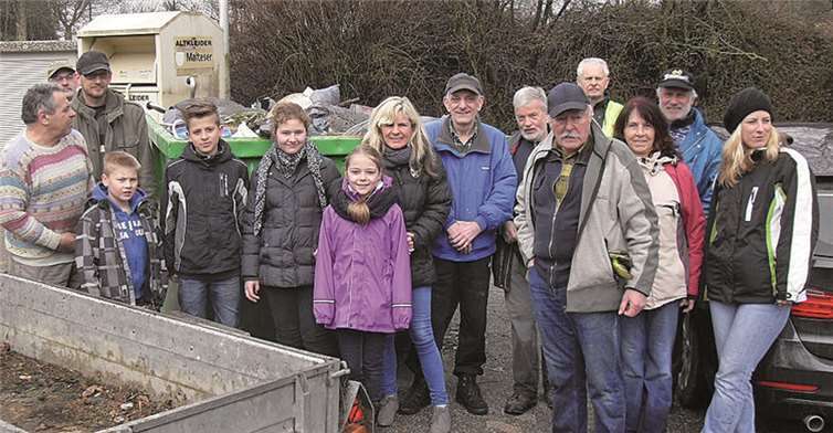 Hümmericher Bürger und ihr Nachwuchs trafen sich zum Müllsammeln. privat