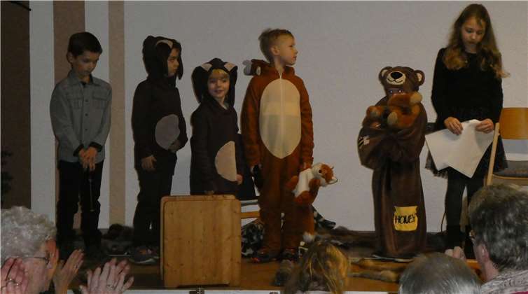 Hümmericher Kinder führen auf der Seniorenweihnachtsfeier in Hümmerich mit großem Applaus die Geschichte von Hase, Fuchs und Bär und dem Jäger Wanja auf, die ein friedvolles Miteinander demonstrieren. Foto: privat
