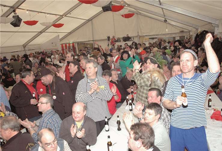 „Hünge Alaaf!“ Im ausverkauften Festzelt war Stimmung angesagt. UM