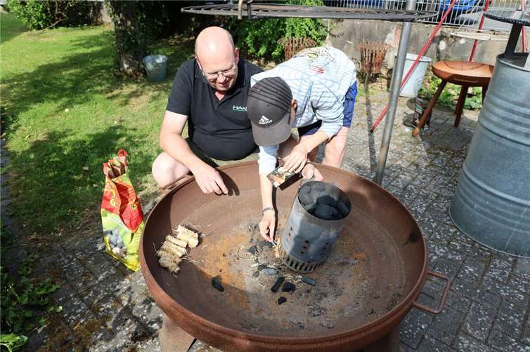 Hüttenwart Carsten Schmidt und Praktikant David sorgten für das Feuer.
