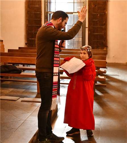 Hufschmidt schickte auch die Sternsinger von St. Peter aus auf ihren Weg in die Häuser der Menschen.