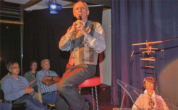 Hugo Cheval mit seiner Udo Jürgens Marionette.WT