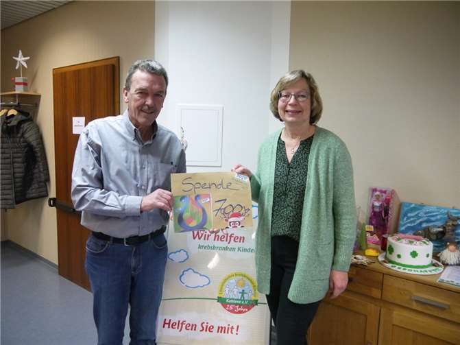 Hugo Korn (Vorsitzender Männergesangverein Arzheim e.V.) und Claudia Schmidt (Elterninitiative krebskranker Kinder Koblenz e.V.) bei der Übergabe des Spendenschecks. Foto: PSM