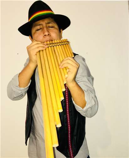 Hugo Marca präsentiert bei der Bendorfer Marktmusik bolivianische Flötenklänge. privat